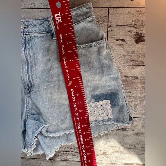 Hollister Curvy Ultra High Relaxed Mom Denim Shorts Eyelet Patch Sz 13 Waist 31 - Picture 5 of 5